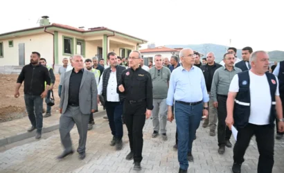 Vali Seddar Yavuz'un Doğanşehir'deki konut ve cami projelerini incelediği sırada çekilmiş fotoğrafı