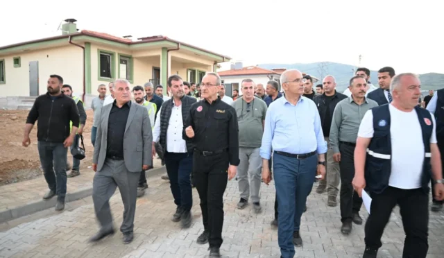Vali Seddar Yavuz'un Doğanşehir'deki konut ve cami projelerini incelediği sırada çekilmiş fotoğrafı