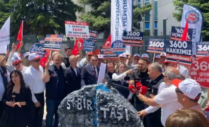 Devlet Memurları Konfederasyonu üyeleri, Çalışma ve Sosyal Güvenlik Bakanlığı önünde temsili sabır taşını balyozla kırarken
