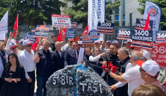 Devlet Memurları Konfederasyonu üyeleri, Çalışma ve Sosyal Güvenlik Bakanlığı önünde temsili sabır taşını balyozla kırarken