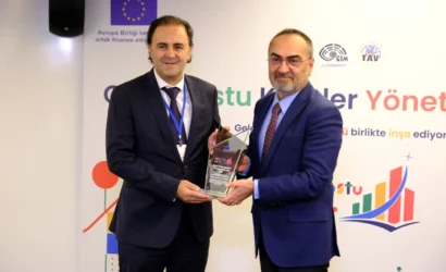 Ankara Büyükşehir Belediyesi Genç Dostu Yerel Yönetişim Ödülü'nü alırken