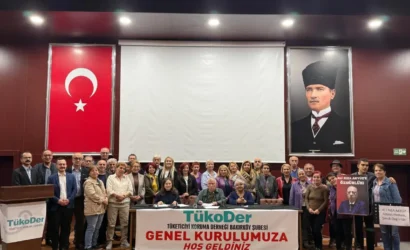 Aziz Koçal, Tüketiciler Konfederasyonu (TÜKON) Genel Başkanlığına seçildiğini gösteren tören veya toplantıdan bir kare.