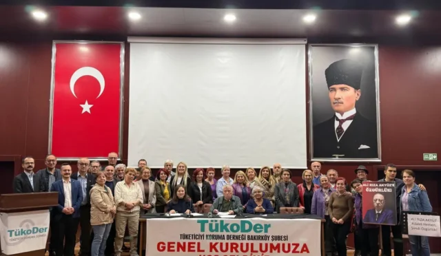 Aziz Koçal, Tüketiciler Konfederasyonu (TÜKON) Genel Başkanlığına seçildiğini gösteren tören veya toplantıdan bir kare.