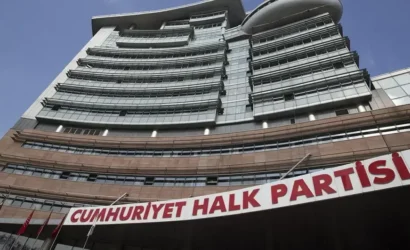 İzmir Büyükşehir Belediye Başkanı Cemil Tugay, CHP'den ayrıldığını duyurdu
