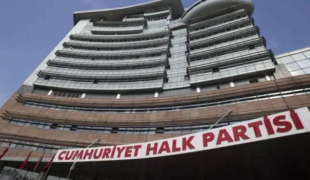 İzmir Büyükşehir Belediye Başkanı Cemil Tugay, CHP'den ayrıldığını duyurdu