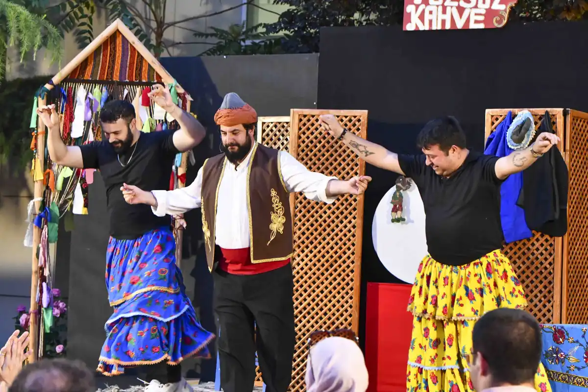 Ankara Şehir Tiyatroları’ndan “Bir Yudum Muhabbet”: Geleneksel Türk Tiyatrosu Yeniden Hayat Buluyor