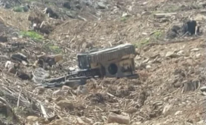Gazipaşa'da ormanlık alanda devrilen iş makinesi ve kaza yeri