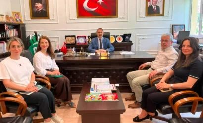 Artvin'de 'Okuyan Artvin' projesi kapsamında marka tescil belgesinin İl Müdürü Fahri Acar'a teslim edilmesi