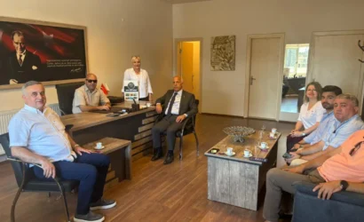 Artvin Ticaret Borsası heyeti, görme engelli üyesi Cem Sönmez'i ziyaret ediyor.