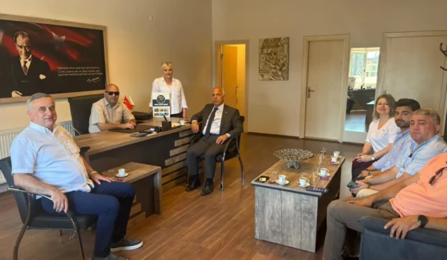Artvin Ticaret Borsası heyeti, görme engelli üyesi Cem Sönmez'i ziyaret ediyor.