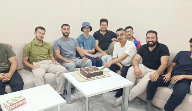 Türkan Hatun Yurdu mezuniyet programında öğrencilerin vedalaşma anı
