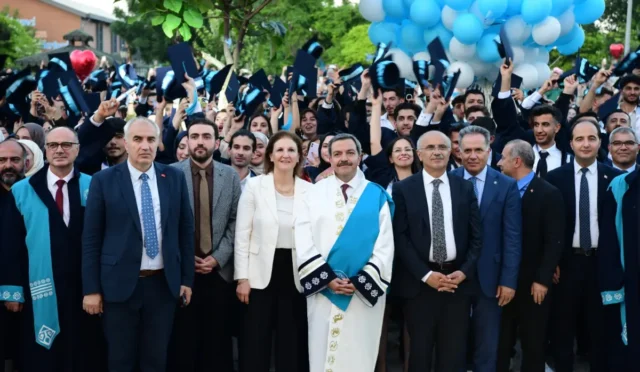 Malatya Turgut Özal Üniversitesi mezuniyet töreninde öğrenciler kep atıyor.