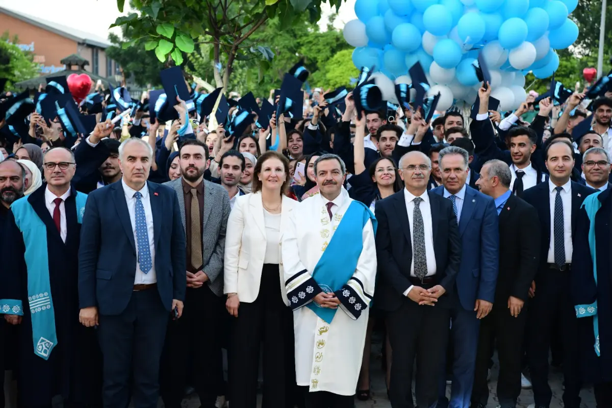 Malatya Turgut Özal Üniversitesi Mezuniyet Coşkusu: Gençlere Kararlılık ve Azim Vurgusu