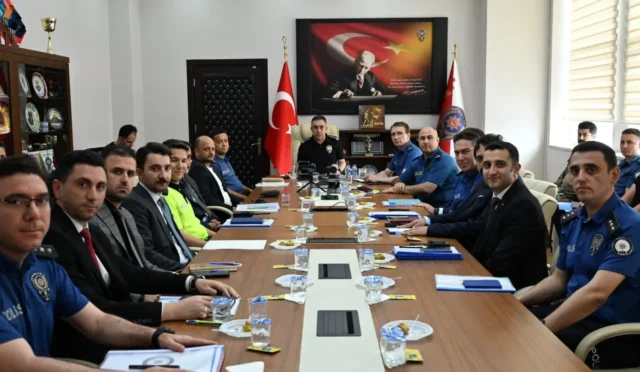 Kars Emniyet Müdürlüğü'nde YKS ve NATO Zirvesi güvenliği odaklı toplantı