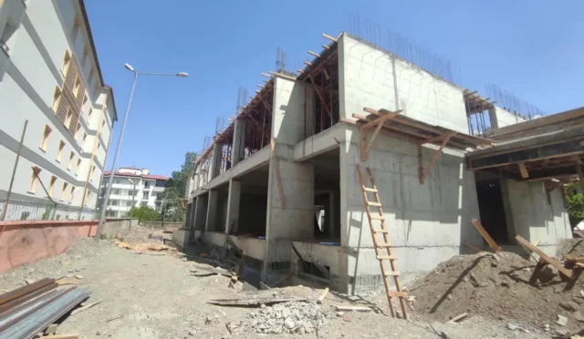 Kağızman'da yapımı devam eden 1 Ekim Ortaokulu ve Mustafa Yalçın İlkokulu projeleri