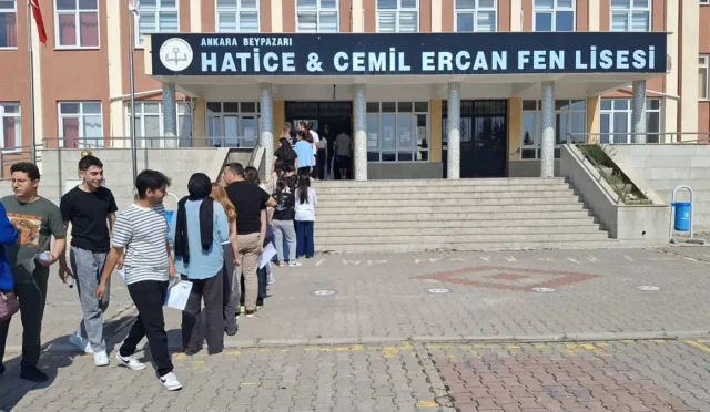 YKS sınavı Beypazarı'nda sakin bir ortamda başladı, öğrenciler salonlara giriyor