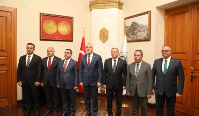 Çalışma ve Sosyal Güvenlik Bakanı Vedat Işıkhan, Kars Valiliği'ni ziyaret ediyor.