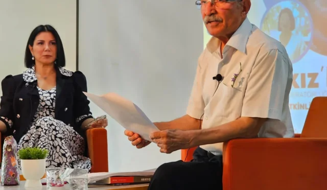 Yazar Ali Balkız, Ankara Kent Konseyi Engelli Meclisi'nin düzenlediği 'Edebiyat ve Engelliler' konulu söyleşide dinleyicilerle buluştu.
