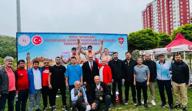 Elazığlı güreşçi Bedirhan Çiçek, Karakucak Türkiye Şampiyonası'nda Türkiye ikincisi oldu.