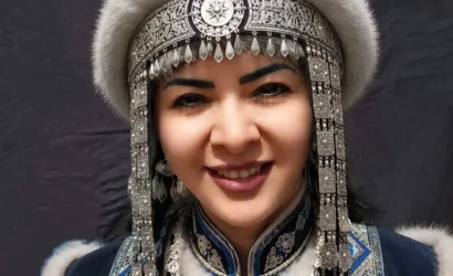 Eğitimci Hayat Aras'ın Orhun Yazıtları'ndan Tuva türkülerine uzanan kültürel keşif yolculuğunu anlatan görsel.