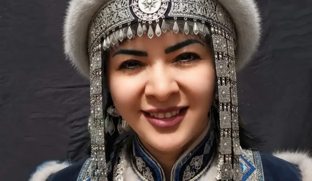 Eğitimci Hayat Aras'ın Orhun Yazıtları'ndan Tuva türkülerine uzanan kültürel keşif yolculuğunu anlatan görsel.