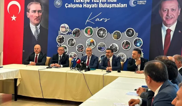Çalışma ve Sosyal Güvenlik Bakanı Vedat Işıkhan, Kars'ta iş dünyası temsilcileriyle bir araya geldiği toplantıda konuşma yapıyor.