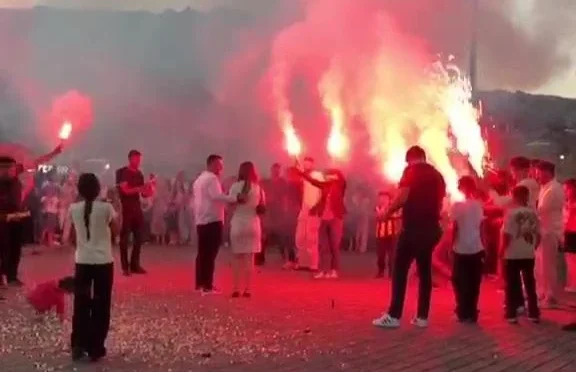 Kars Kalesi manzarası eşliğinde evlilik teklifi yapan çift