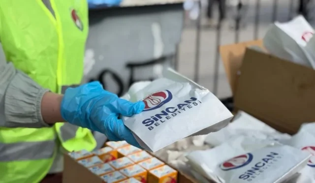 Sincan Belediyesi YKS öğrencilerine ve velilerine simit ve meyve suyu ikram ediyor
