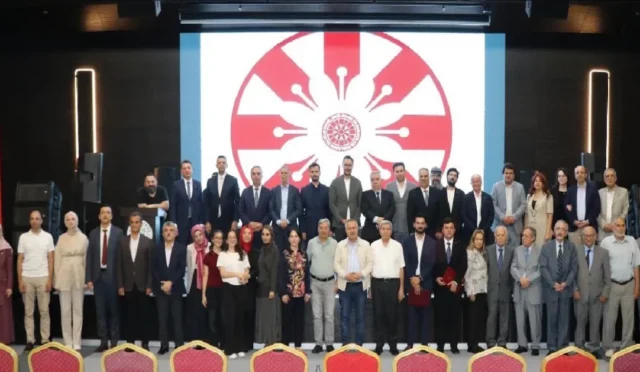 Türkiye Yazarlar Birliği ödül töreninden genel görünüm, ödül alan yazarlar ve kurum temsilcileri sahnede