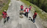 Alucra'da köylüler, bozuk köy yollarını kazma ve kürekle onarmaya çalışarak tepki gösteriyor.