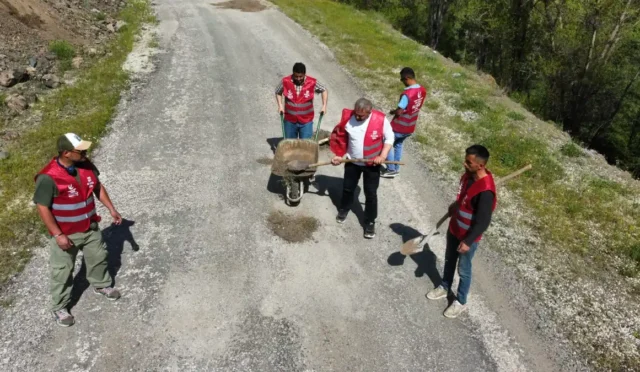 Alucra'da köylüler, bozuk köy yollarını kazma ve kürekle onarmaya çalışarak tepki gösteriyor.