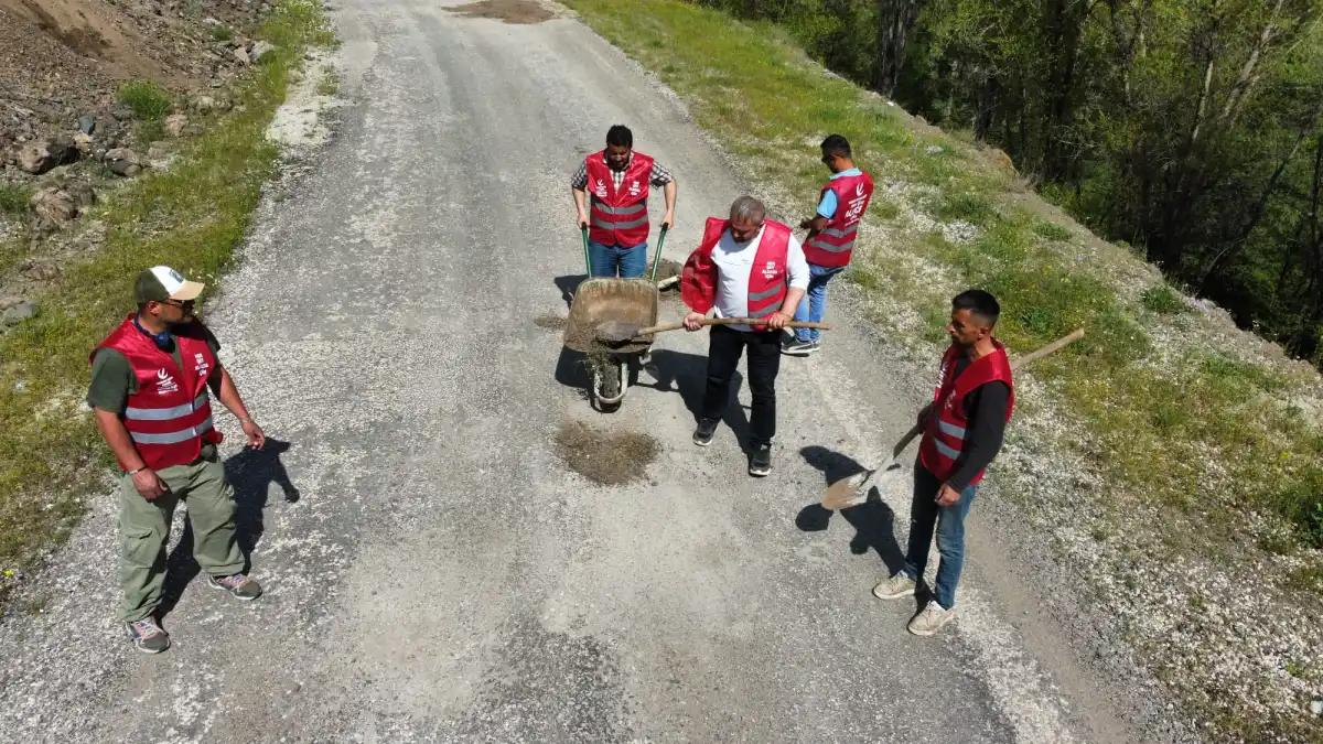 Alucra’da Köy Yolları Sorunu Çözülmüyor: Vatandaşlar Kazma ve Kürekle Tepki Gösterdi