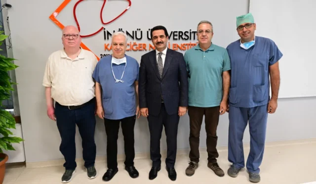 Battalgazi Belediye Başkanı Bayram Taşkın, İnönü Üniversitesi Karaciğer Nakli Enstitüsü Müdürü Prof. Dr. Sezai Yılmaz'ı ziyaret etti.