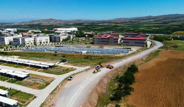 Malatya Battalgazi'de yeni ulaşım aksı için yapılan yol açma çalışmaları