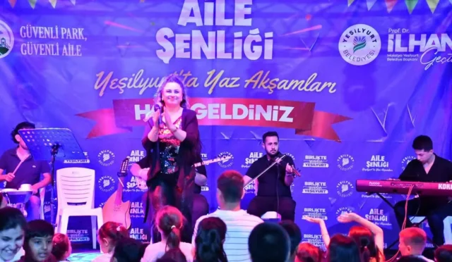 Yeşilyurt Yaz Akşamları Etkinlikleri kapsamında Beylerderesi Şehir Parkı'nda bir araya gelen aileler ve çocuklar