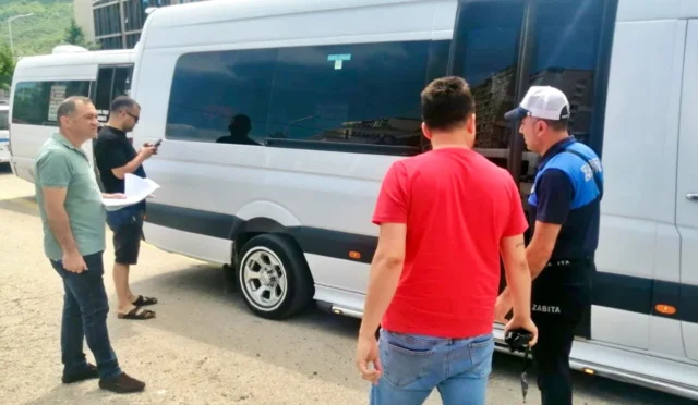 Giresun'da dolmuş camlarında film denetimi yapan zabıta ekipleri