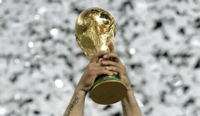 2026 Dünya Kupası'nda futbolcuların mücadele ettiği bir anı gösteren kapak görseli