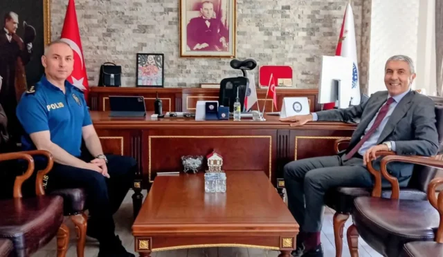 Beypazarı İlçe Kaymakamı Ünal Coşkun'un yeni Emniyet Müdürü Umut Aytekin'i makamında ziyaret etmesi