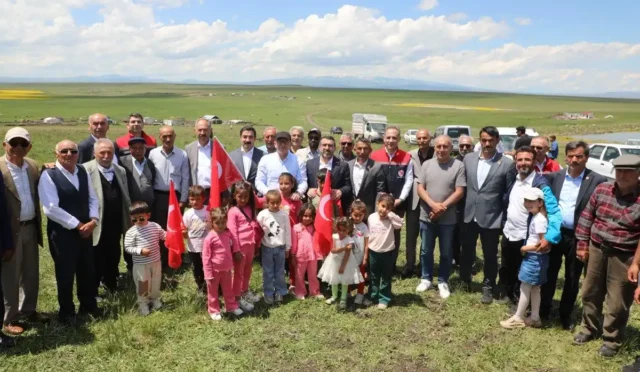 Kars'ta hayvancılığı geliştirmek amacıyla mera ıslahı ve korunga tohumu dağıtımı projesi kapsamında üreticilerle bir araya gelindi.