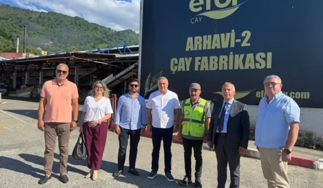 Artvin Ticaret Borsası heyeti, Efor Çay Fabrikası'nı ziyaret ederek üretim alanlarını inceliyor.