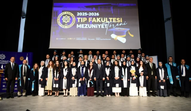 MTÜ Tıp Fakültesi ilk mezuniyet töreni, mezunlar keplerini havaya atıyor