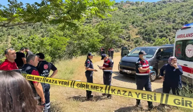 Isparta'nın Eğirdir ilçesinde bir otomobilin içinde ölü bulunan iki genç.