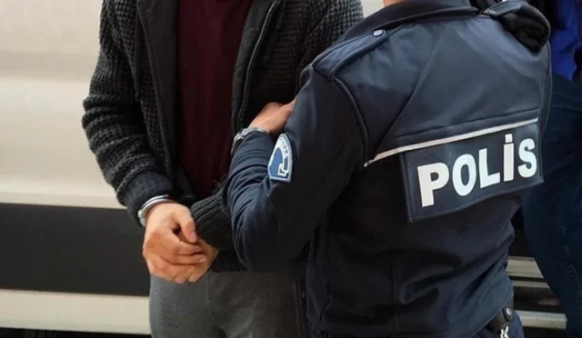 İstanbul'da ilaç kaçakçılığı operasyonu kapsamında gözaltına alınan eczacılar