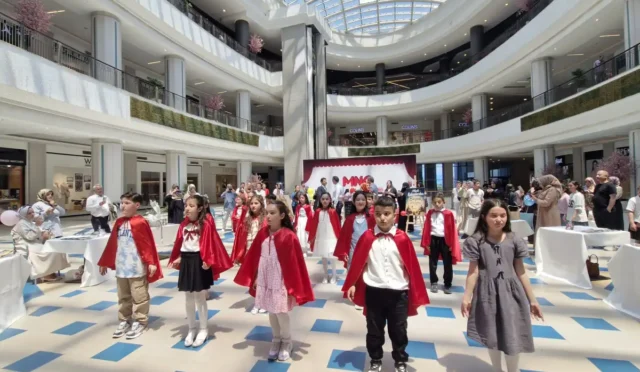 Erzurum'da düzenlenen 'Minik Kalemlerden Büyük Hikayeler' projesi kapsamında çocuk yazarların imza günü etkinliği