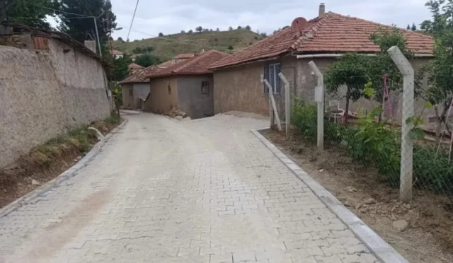 Kırıkkale İl Özel İdaresi ekipleri kırsal alanda yol yapım ve bakım çalışmalarını sürdürüyor.