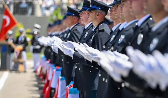 Erzurum Polis Meslek Eğitim Merkezi 32. Dönem mezuniyet töreninde yemin eden polisler