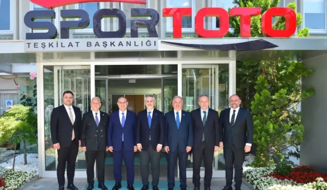 Görele ve Espiye ilçelerine yapılacak gençlik merkezi ve yüzme havuzu yatırımları için protokol imzalandı.