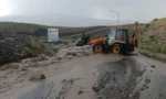 Kağızman Kaymakamı Okan Daştan, sel sonrası hasar gören bölgelerde inceleme yaparken