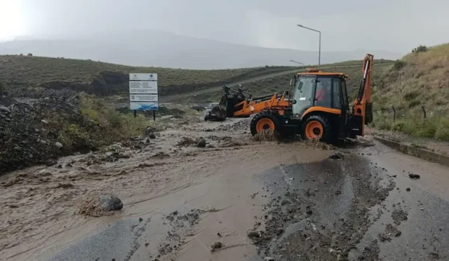 Kağızman Kaymakamı Okan Daştan, sel sonrası hasar gören bölgelerde inceleme yaparken