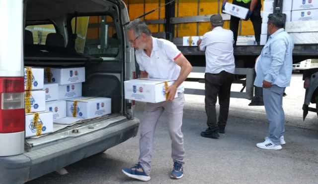 Güdül'de arıcılık faaliyetleri kapsamında üreticilere yem desteği
